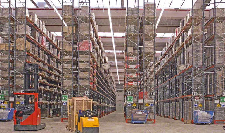 Если товары принимаются на поддонах, на складе должно быть одно из перегрузочных устройств, чтобы товары могли быть удобно и безопасно перемещены и помещены в зону хранения